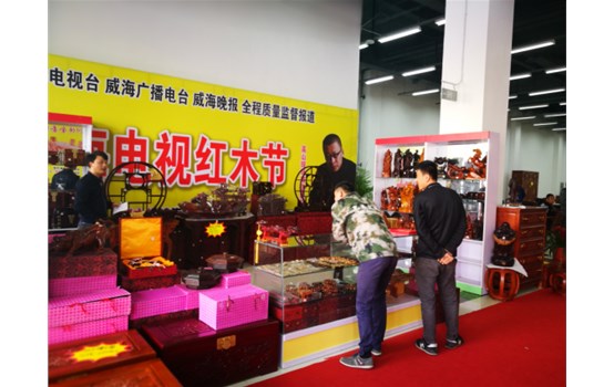 �ϸ۾��к�ľ�Ҿ�չ���˶�